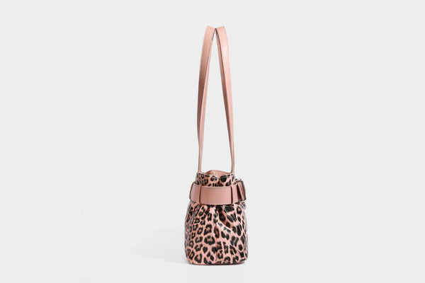 Strukturierte Schultertasche mit Leopardenmuster, Gürtelverschluss-Detail, zwei langen Riemen und silberfarbenen Metallbeschlägen, Detailansicht