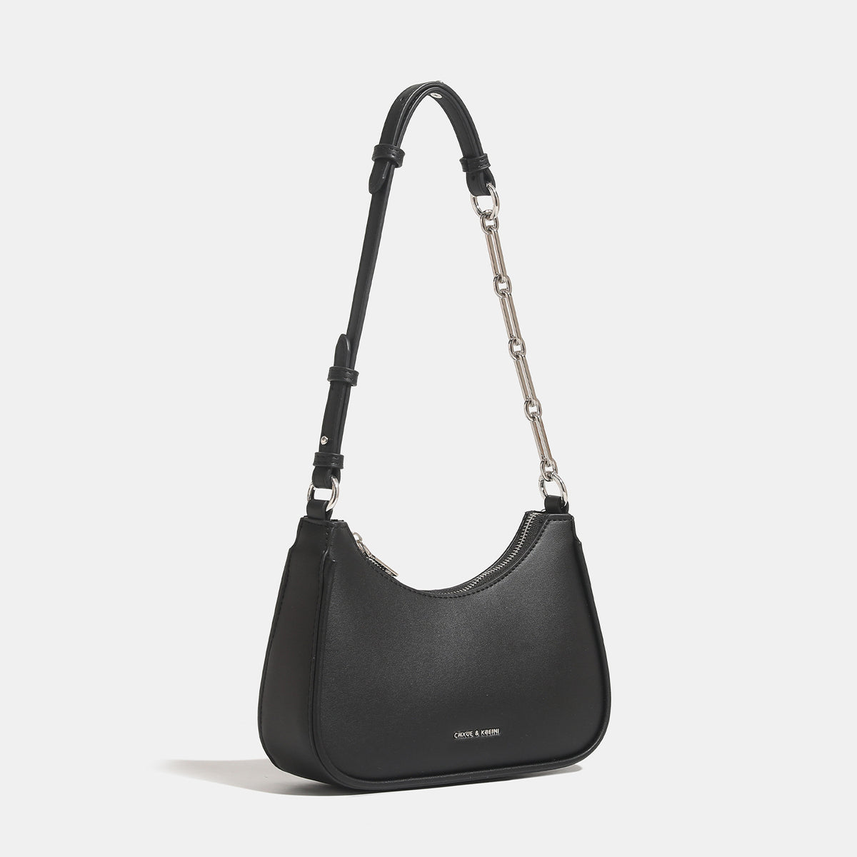 Kompakte Hobo-Schultertasche mit glatter Oberfläche in Lederoptik, Reißverschluss oben sowie einer Kombination aus silberfarbener Kette und verstellbarem Riemen
