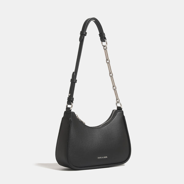 Kompakte Hobo-Schultertasche mit glatter Oberfläche in Lederoptik, Reißverschluss oben sowie einer Kombination aus silberfarbener Kette und verstellbarem Riemen