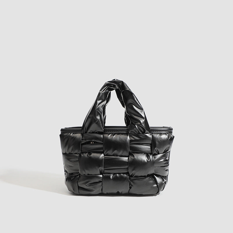 Schwarze, glänzende gewebte Puffer-Tote-Bag mit gepolsterten Henkeln und abnehmbarem Schulterriemen, Detailansicht 6