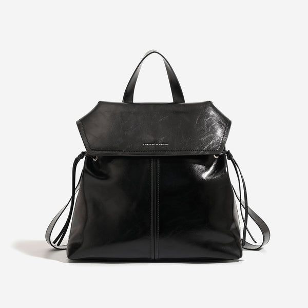 Strukturierte Rucksacktasche mit Überschlag in Used-Lederoptik, seitlichen Kordelzügen und silberfarbenen Beschlägen, Detailansicht