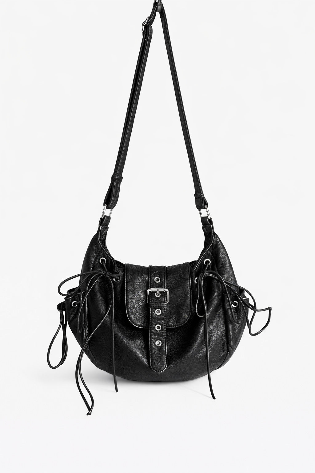 Schwarze Sattelschultertasche in genarbter Lederoptik mit geschnürten Seiteneinsätzen, Ösendetails und Klappe mit silberfarbener Schnalle, Detailansicht