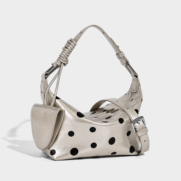 Kompakte glänzende Hobo-Schultertasche in Schwarz mit weißen Punkten, Reißverschluss, gunmetallfarbenen Beschlägen und fest angebrachter Frontklappe