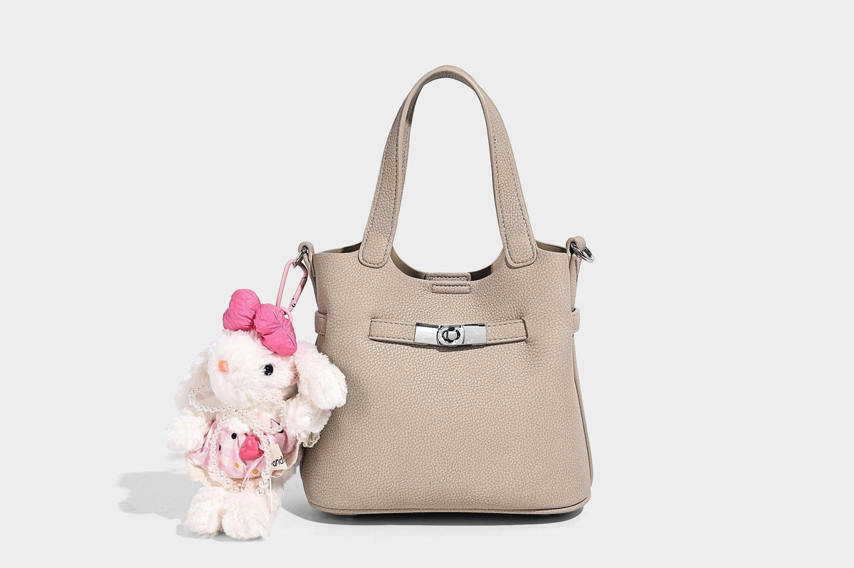 Kleine formstabile Tote-Bag mit genarbter Oberfläche, silberfarbenem Drehverschluss und zwei Henkeln, Detailansicht 24