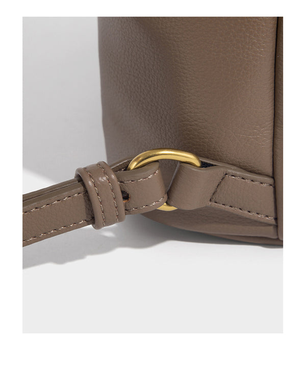 Kleine Bucket-Tasche in genarbter Lederoptik mit Ringgriff in Goldoptik, Medaillon-Anhänger an einer Kette und verstellbarem Rucksack