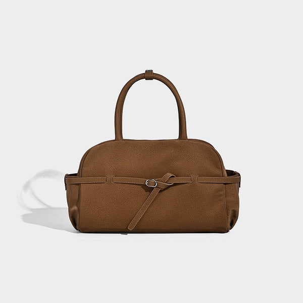 Strukturierte Henkeltasche mit matter, genarbter Oberfläche, umlaufendem Riemen mit Ringbeschlägen, zwei Tragegriffen und abnehmbarem Umhängeriemen
