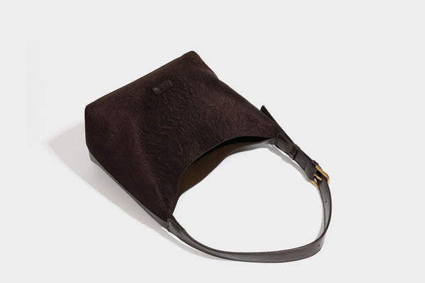 Dunkelbraune, weich fallende Hobo-Schultertasche mit strukturierter Oberfläche in Velourslederoptik, glatten Besätzen in Lederoptik und Details in Antikgoldoptik