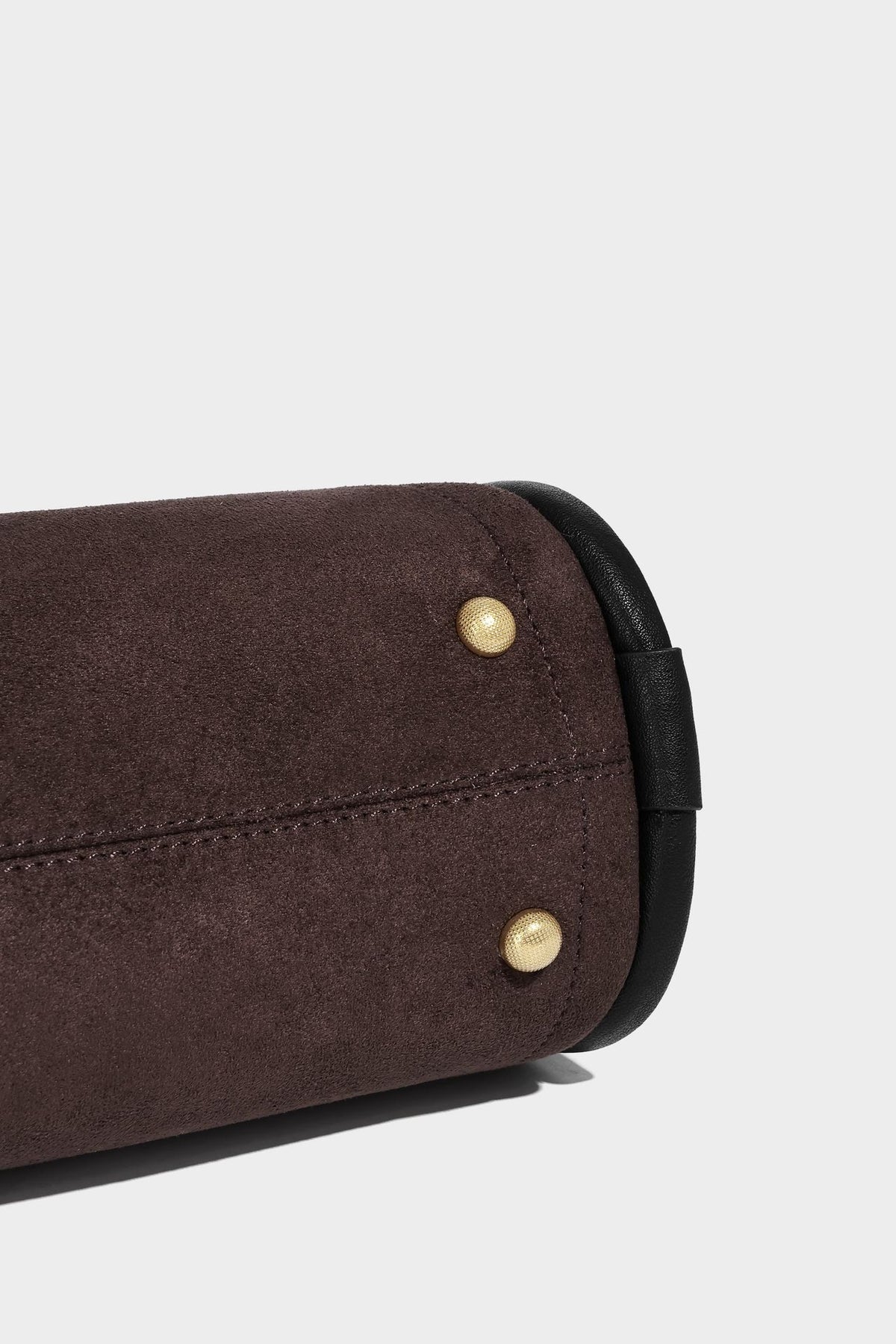 Kleine, strukturierte Tote-Bag mit offenem Oberteil aus dunkelbraunem, mattem Velourslederimitat, schwarzen geknoteten Tragegriffen und aufgesetzter Frontpartie