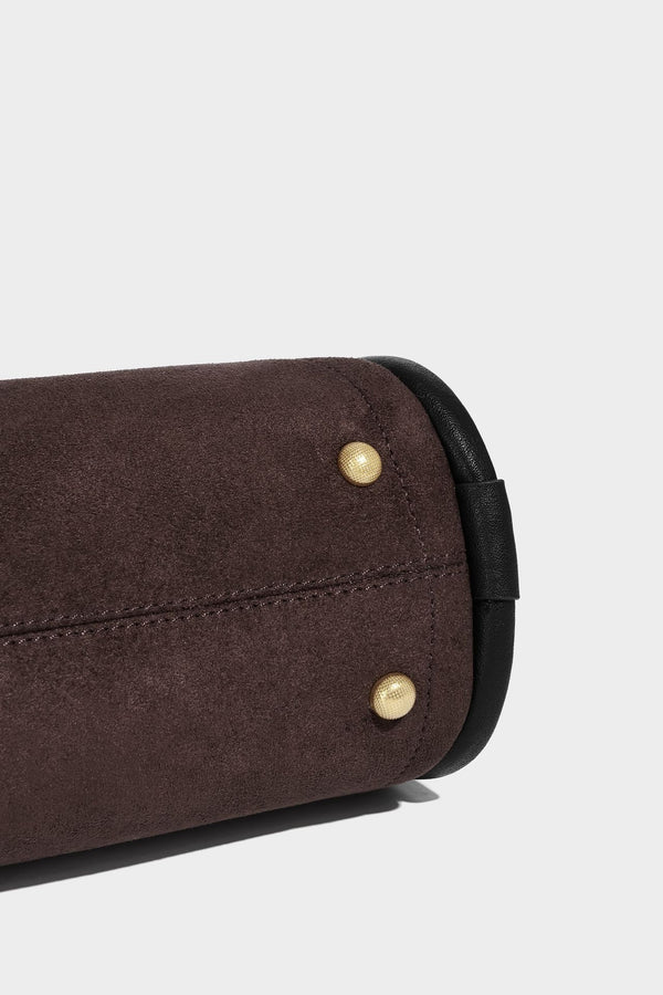 Kleine, strukturierte Tote-Bag mit offenem Oberteil aus dunkelbraunem, mattem Velourslederimitat, schwarzen geknoteten Tragegriffen und aufgesetzter Frontpartie