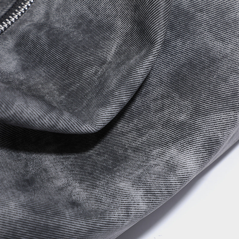 Große, lässig fallende Hobo-Schultertasche mit gewaschener, matter Struktur, Reißverschluss oben, silberfarbenen Beschlägen und langem, detail