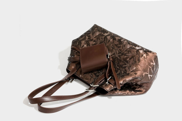 Glänzende, geknautschte Metallic-Tote-Bag mit zwei Henkeln, abnehmbarem Schulterriemen und abnehmbarer Mini-Tasche mit Reißverschluss in Braun