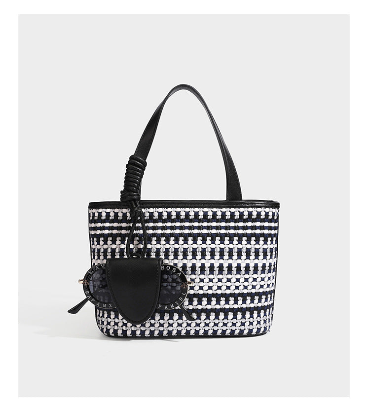 Kleine, strukturierte Tote-Bag aus gewebtem Karomuster mit glattem Besatz in Lederoptik, zwei Tragegriffen, abnehmbarem Schulterriemen und
