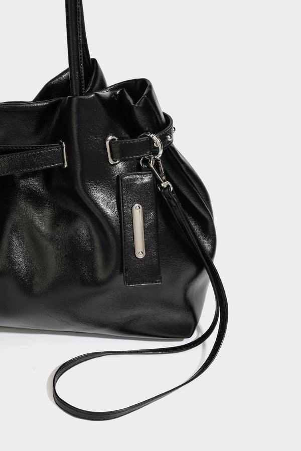 Glänzende schwarze, weich fallende Schultertasche mit gerafftem Abschluss, zwei langen Trageriemen, silberfarbenen Beschlägen und abnehmbarem Umhängeriemen