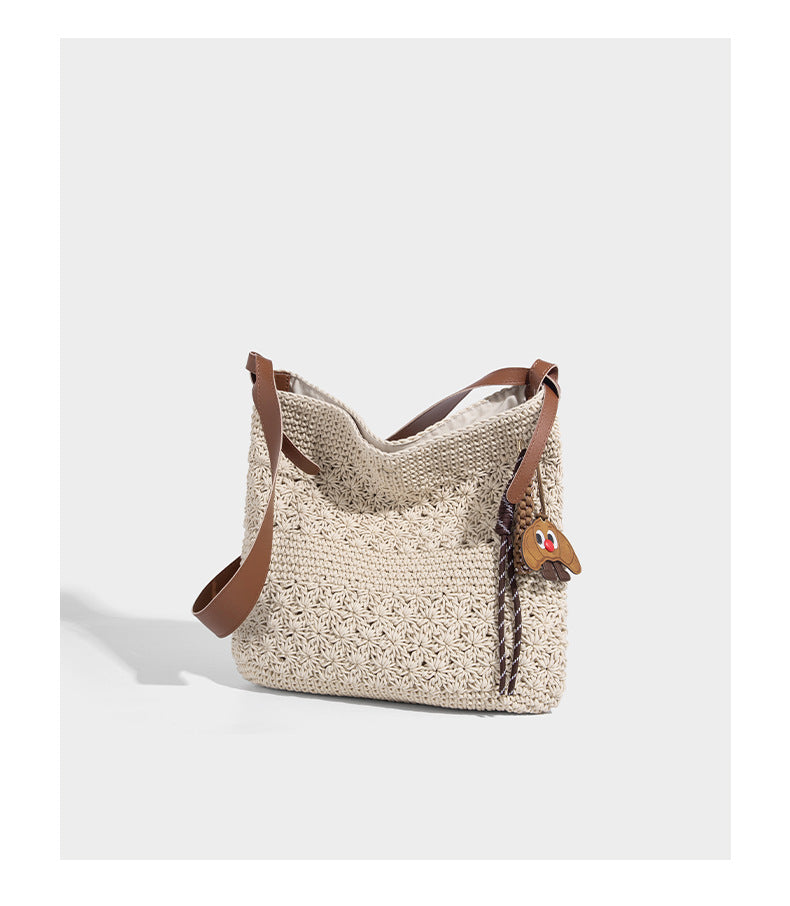 Lässig fallende, gehäkelte Schultertasche mit verstellbarem Riemen in Cognac-Lederoptik und Druckknopfverschluss oben, Detailansicht 9