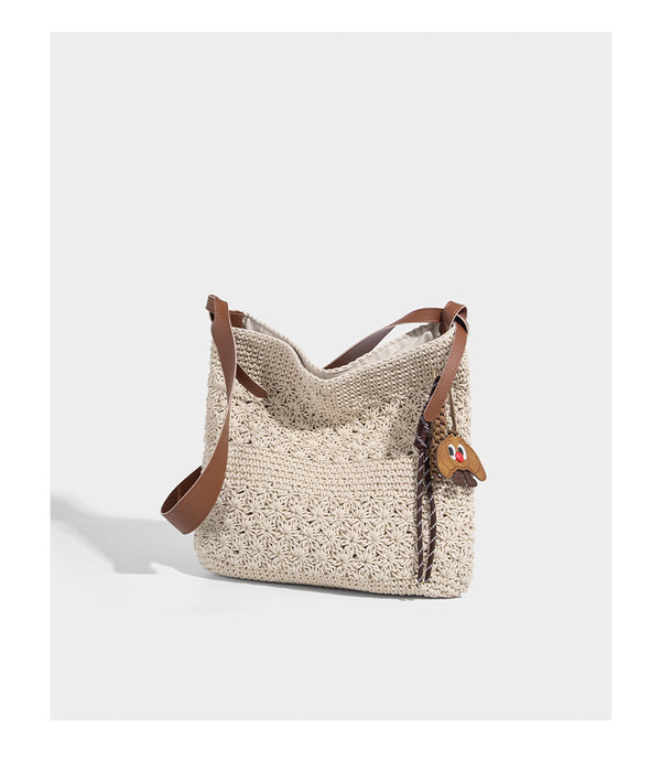 Lässig fallende, gehäkelte Schultertasche mit verstellbarem Riemen in Cognac-Lederoptik und Druckknopfverschluss oben, Detailansicht 9