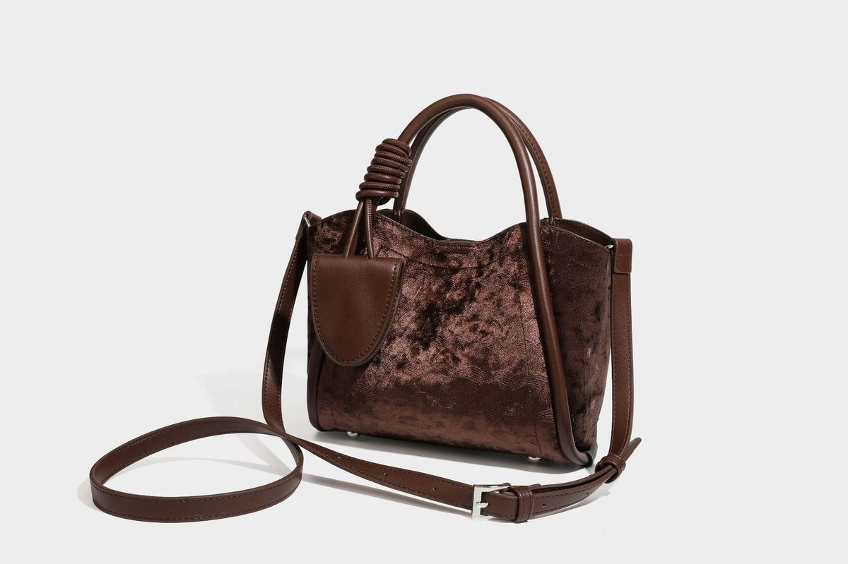 Kleine, strukturierte Henkeltasche mit samtartiger Oberfläche in Braun, geknoteten Henkeln, Fronttasche mit Klappe und abnehmbarem Detail