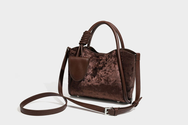 Kleine, strukturierte Henkeltasche mit samtartiger Oberfläche in Braun, geknoteten Henkeln, Fronttasche mit Klappe und abnehmbarem Detail