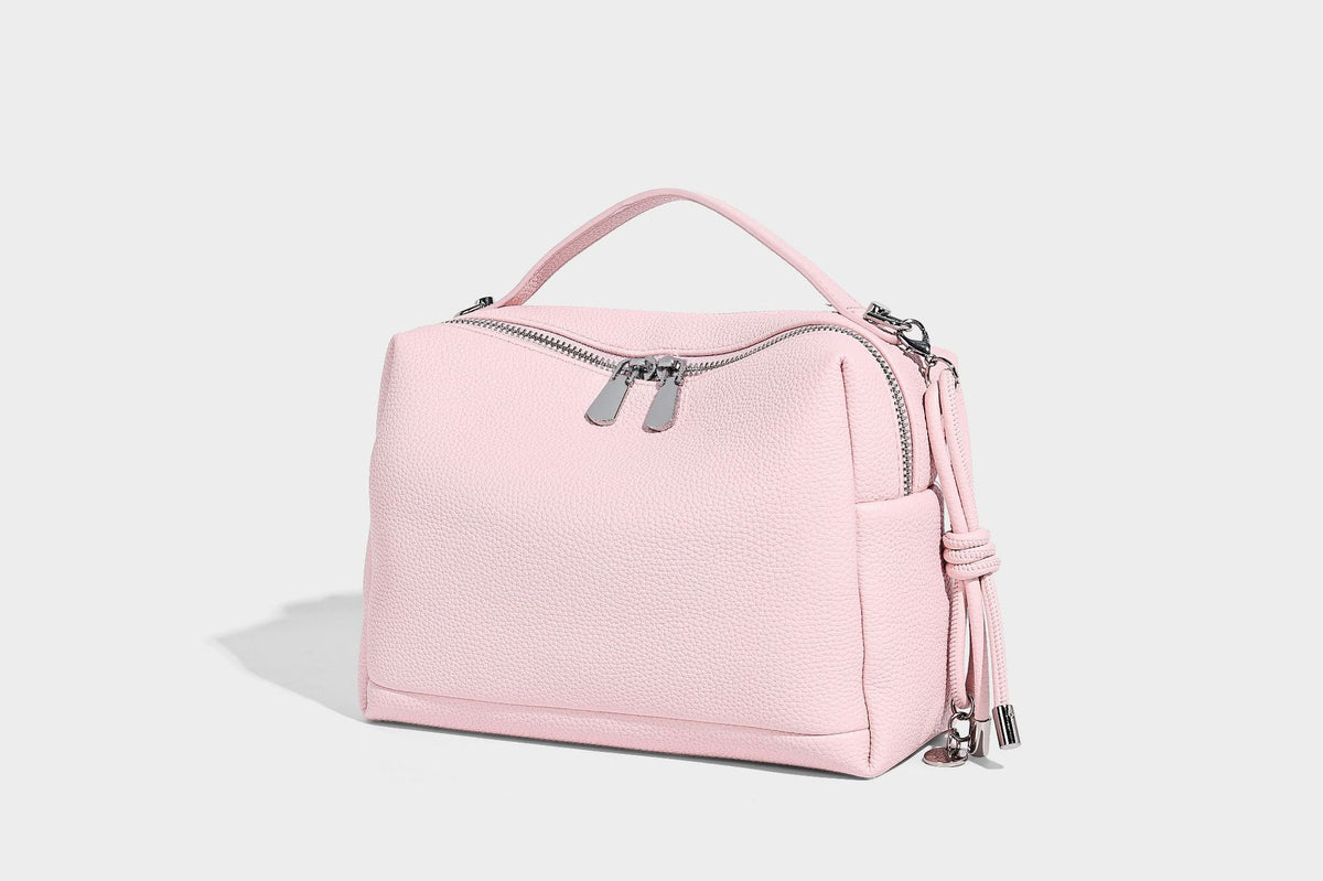 Kleine strukturierte Crossbody-Tasche mit Tragegriff aus genarbtem Material, Reißverschluss, silberfarbenen Beschlägen und optionalem Quastenanhänger