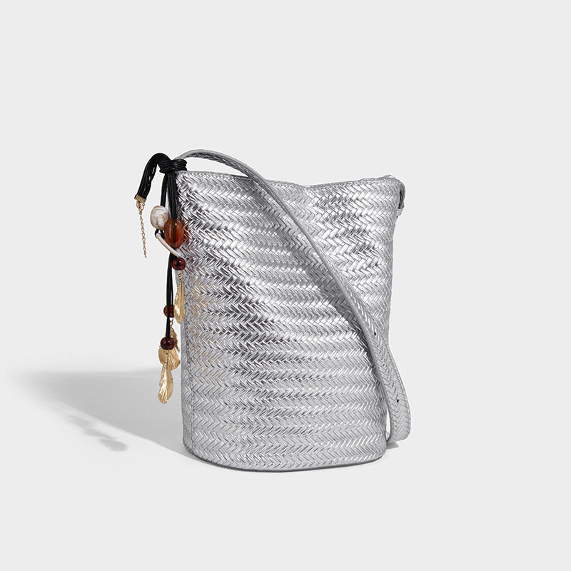 Bucket-Bag in gewebter Lederoptik mit Chevron-Muster, verstellbarem Schulterriemen und goldfarbenem Anhänger, Detailansicht 3