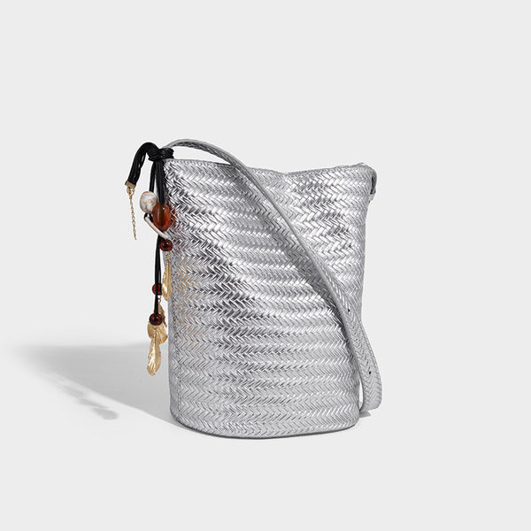 Bucket-Bag in gewebter Lederoptik mit Chevron-Muster, verstellbarem Schulterriemen und goldfarbenem Anhänger, Detailansicht 3