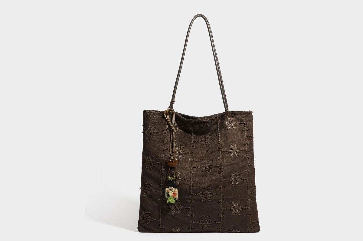 Große, weich fallende Tote-Bag in Dunkelbraun und Wildlederoptik mit Ton-in-Ton-Blumenstickerei im Gittermuster und schmalen Trägern in Lederoptik
