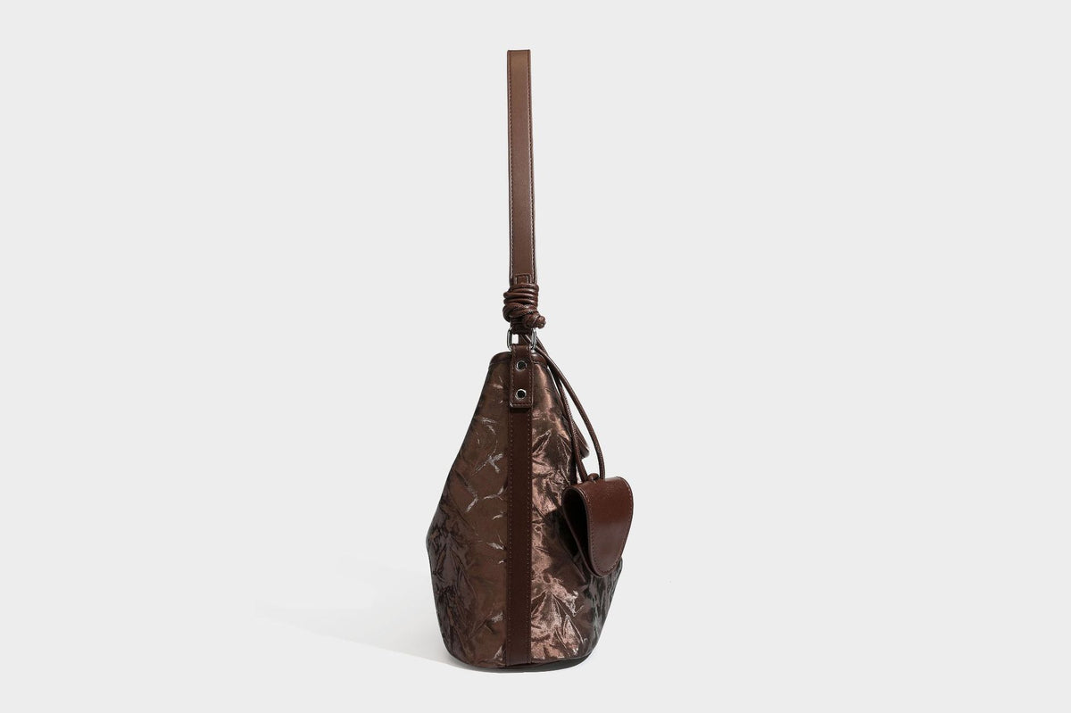 Große Hobo-Schultertasche mit Crinkle-Glanzfinish in Dunkelbraun, schmalem verstellbarem Riemen, geknoteten Beschlägen und seitlich befestigter Klappe