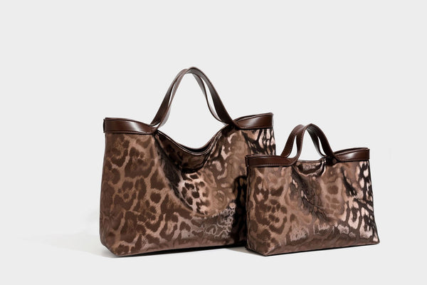 Glänzende Tote-Bag mit Leopardenmuster, dunkelbraunem Besatz in Lederoptik und zwei Tragegriffen, Detailansicht 20