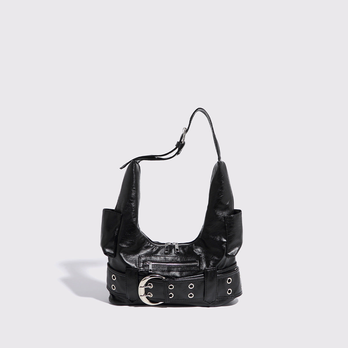 Große schwarze, glänzende Hobo-Schultertasche in Lederoptik mit silberfarbener Gürtelschnalle, Ösenbesatz und Reißverschlusstasche auf der Vorderseite, Vorderansicht