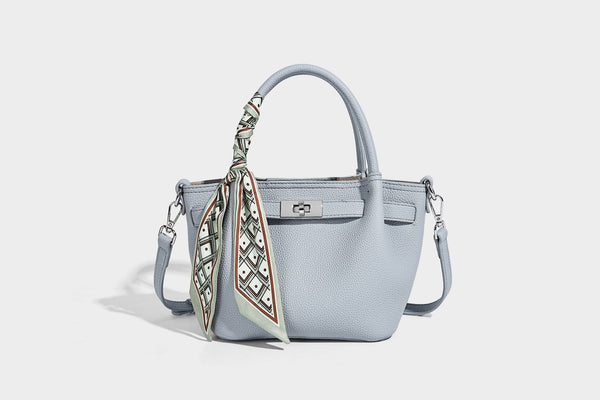 Kleine strukturierte Henkeltasche aus genarbtem Material in Taupe mit zwei Henkeln, bedrucktem Schalband, vorderem Drehverschluss und, Detail