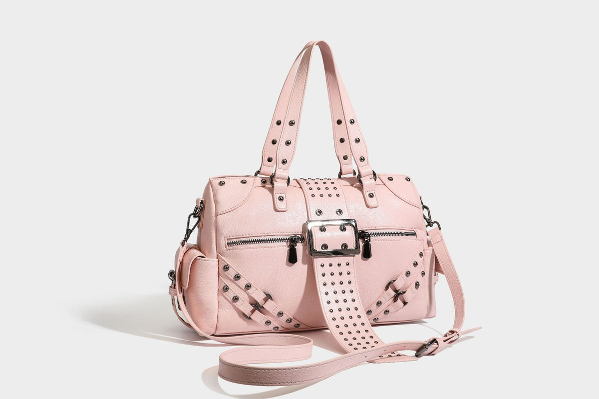Strukturierte Moto-Satchel mit Nieten, Schnallenriemen, zwei Tragegriffen und abnehmbarem Crossbody-Riemen aus glattem Material mit Detail