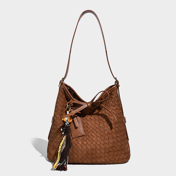 Dunkelbraune Beuteltasche mit Webstruktur, Knotenschnürverschluss, goldfarbenen Metalldetails und verstellbarem Schulterriemen, Detailansicht 3