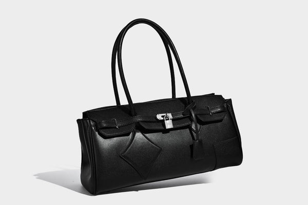 Strukturierte Tote-Bag in schwarzer Lederoptik mit Drehverschluss in Vorhängeschloss-Optik, dekorativen Riemendetails und abgerundeten Doppelhenkeln