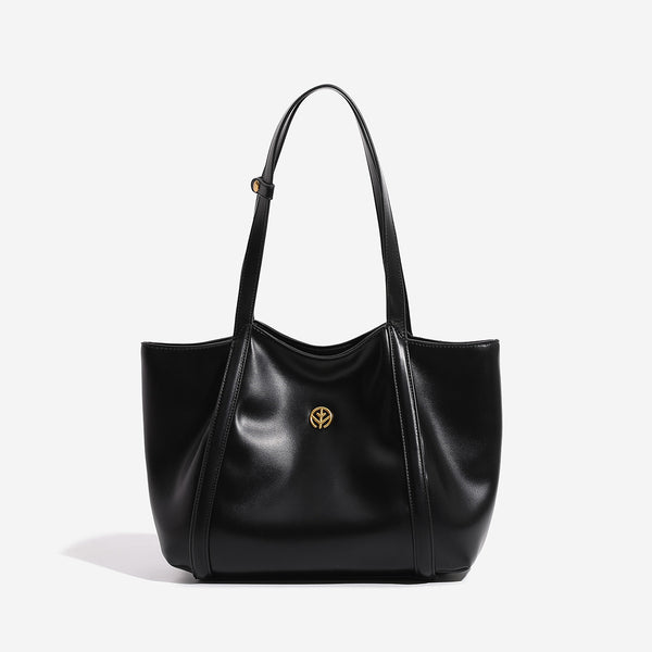 Strukturierte Tote-Bag in Lederoptik mit offenem oberen Abschluss, langen Schulterriemen und goldfarbenem, rundem Emblem-Beschlag, Detailansicht 6