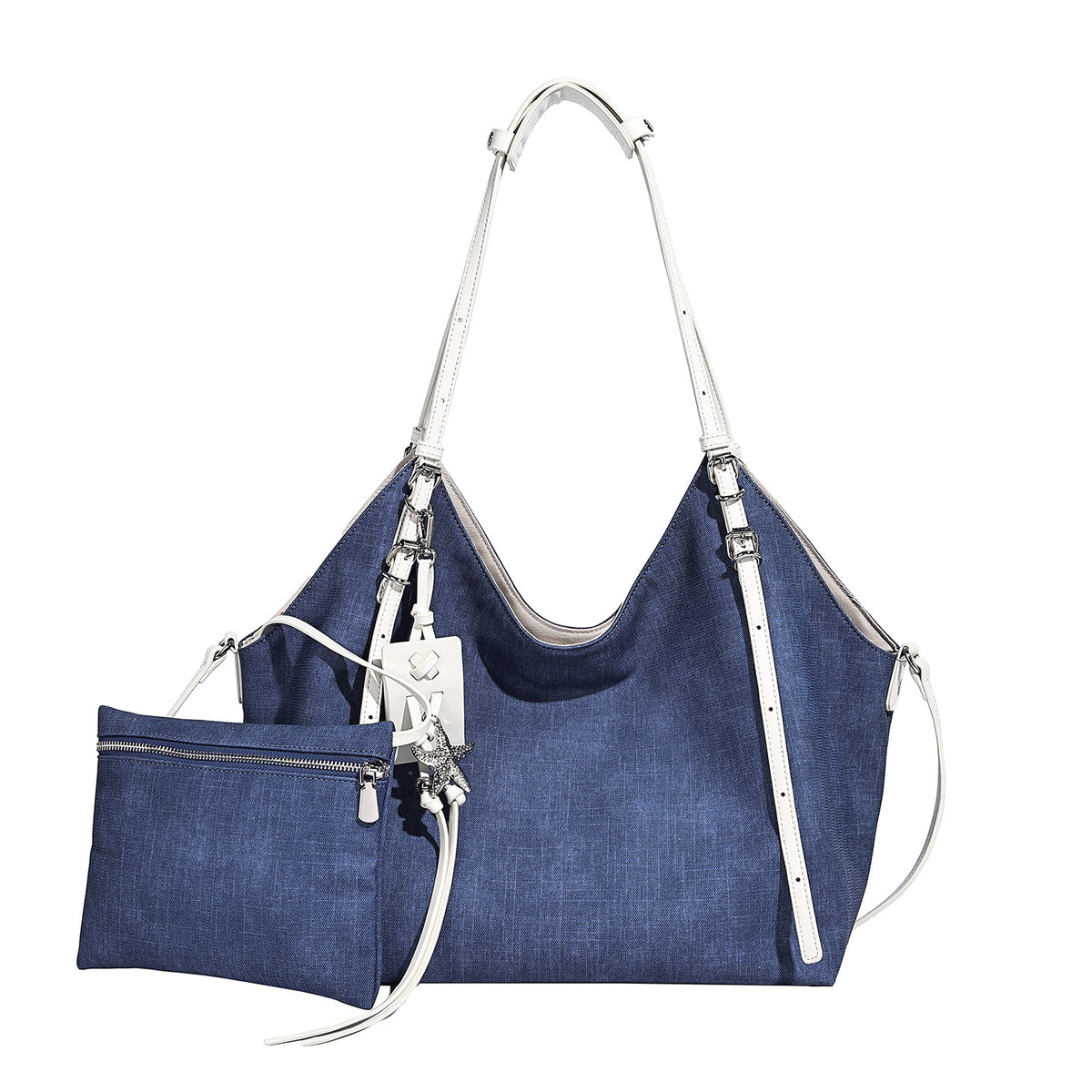 Große, weich fallende Schulter-Tote-Bag aus Canvas in Denim-Optik mit weißen Trägern in Lederoptik, silberfarbenen Schnallenbeschlägen und hängendem