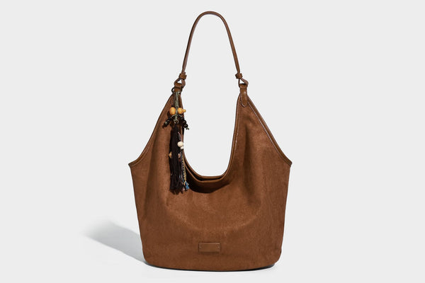 Lässig fallende Hobo-Schultertasche in matter Velourslederoptik mit offenem oberen Abschluss und optionalem Quasten- und Perlenanhänger, Detailansicht 15