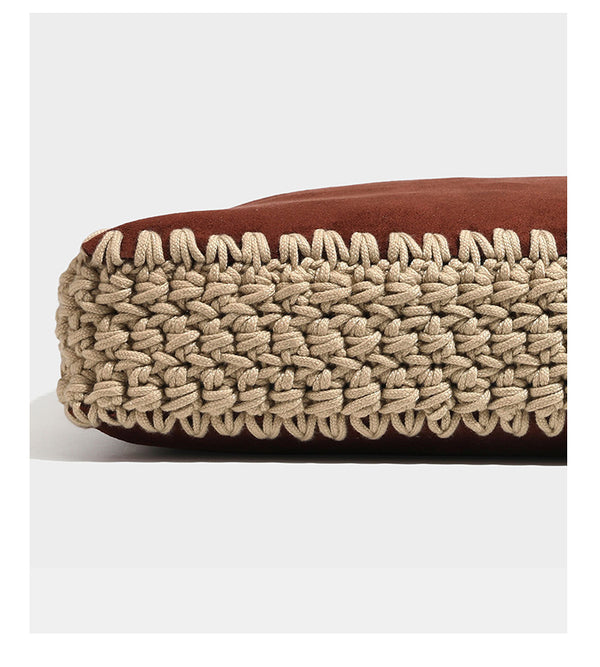 Große matte Tote-Bag in Veloursleder-Optik mit cremefarbenem Randbesatz aus gehäkelter Kordel, langen schmalen Schulterriemen und kleinem abnehmbarem, passendem