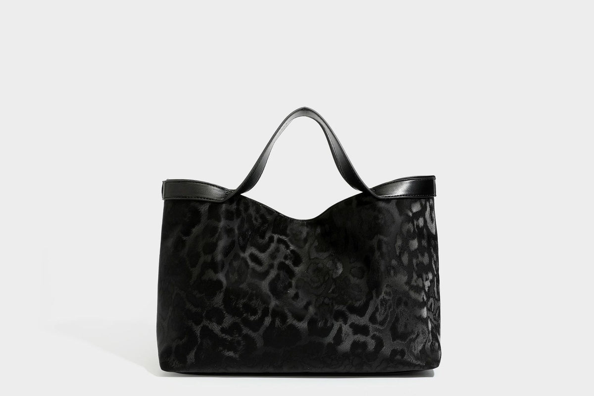 Glänzende Tote-Bag mit Leopardenmuster, dunkelbraunem Besatz in Lederoptik und zwei Tragegriffen, Detailansicht 37