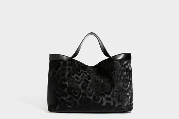 Glänzende Tote-Bag mit Leopardenmuster, dunkelbraunem Besatz in Lederoptik und zwei Tragegriffen, Detailansicht 37