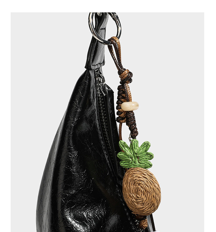 Lässig fallende Hobo-Schultertasche in Halbmondform mit glänzender, geknautschter Lederoptik, schmalem Riemen, silberfarbenen Ringbeschlägen und