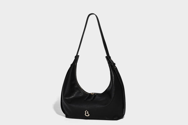 Lässig fallende, sichelförmige Hobo-Schultertasche in glatter dunkelbrauner Lederoptik mit Logo-Anhänger in Goldoptik und verstellbarem Schulterriemen