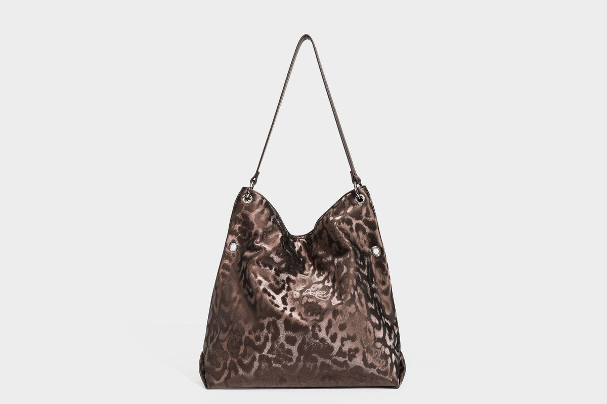 Locker fallende Hobo-Schultertasche mit Leopardenprint, glänzender Satinoptik, silberfarbenen Ringdetails und schmalem Schulterriemen