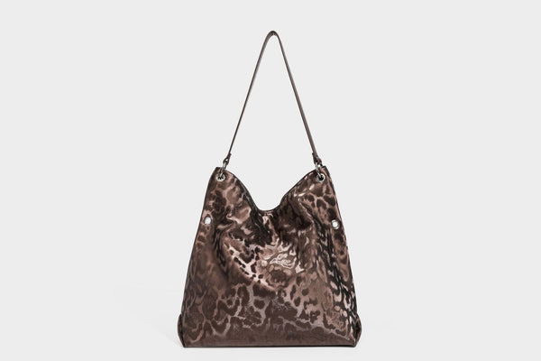 Locker fallende Hobo-Schultertasche mit Leopardenprint, glänzender Satinoptik, silberfarbenen Ringdetails und schmalem Schulterriemen