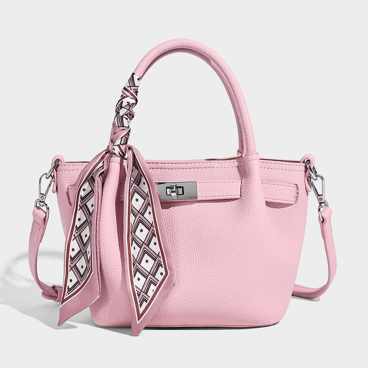 Kleine strukturierte Henkeltasche aus genarbtem Material in Taupe mit zwei Henkeln, bedrucktem Schalband, vorderem Drehverschluss und, Detailansicht
