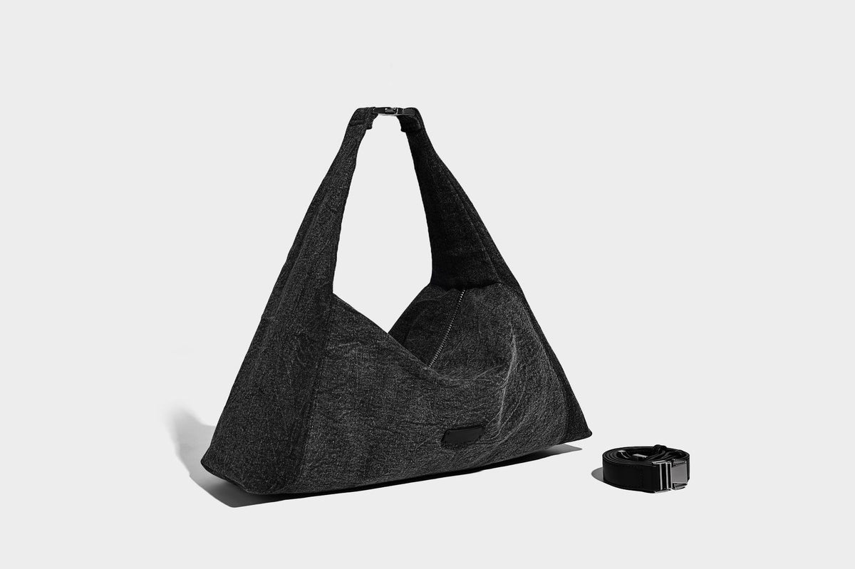 Übergroße, lässig weich fallende Hobo-Schultertasche in Denim-Optik mit breitem verstellbarem Riemen und Reißverschluss oben, Detailansicht 22