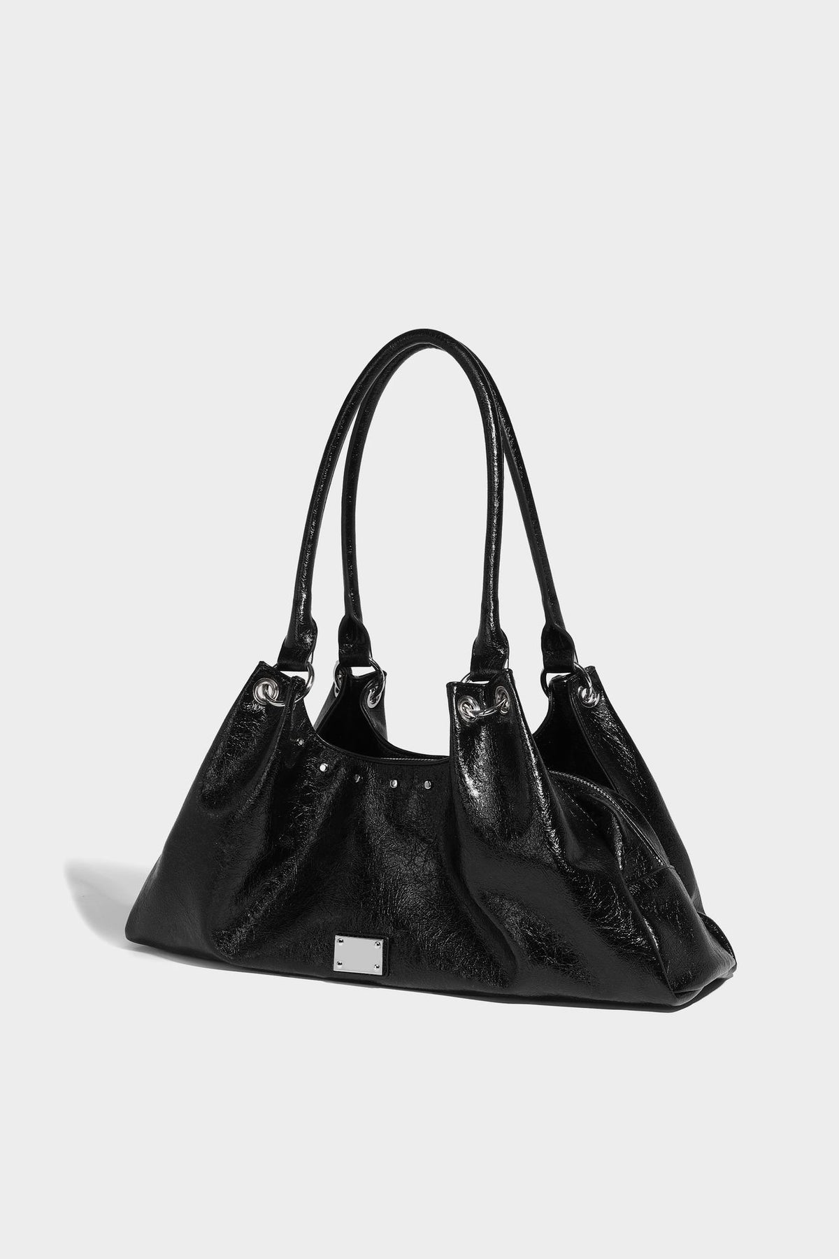Locker fallende trapezförmige Tote-Schultertasche mit glänzender, geknautschter Lederoptik, zwei Schlaufenhenkeln, Reißverschluss oben und