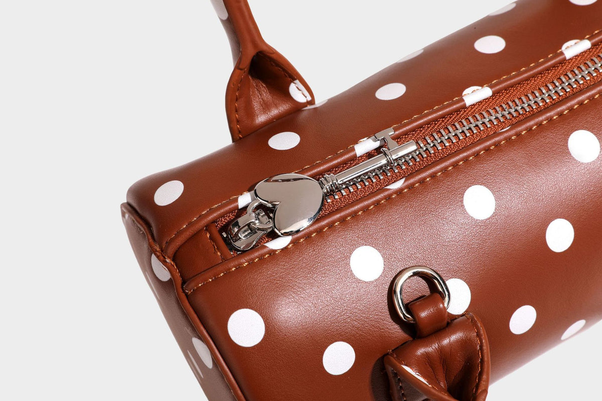 Glänzende gepunktete Barrel-Bag mit abgerundeten Henkeln, Sternanhänger und abnehmbarem Crossbody-Riemen, Detailansicht 44
