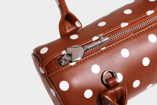 Glänzende gepunktete Barrel-Bag mit abgerundeten Henkeln, Sternanhänger und abnehmbarem Crossbody-Riemen, Detailansicht 44
