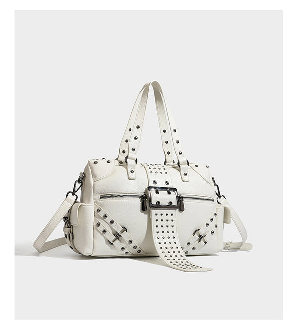 Strukturierte Moto-Satchel mit Nieten, Schnallenriemen, zwei Tragegriffen und abnehmbarem Crossbody-Riemen aus glattem Material mit Detail