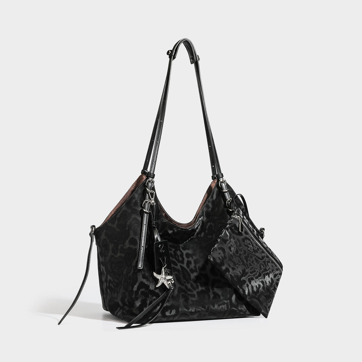 Große, glänzende Hobo-Schultertasche mit Leopardenmuster, abnehmbarem Reißverschluss-Etui und silberfarbenem Seestern-Anhänger, Detailansicht 6