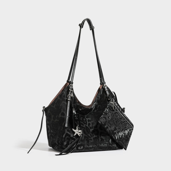 Große, glänzende Hobo-Schultertasche mit Leopardenmuster, abnehmbarem Reißverschluss-Etui und silberfarbenem Seestern-Anhänger, Detailansicht 6